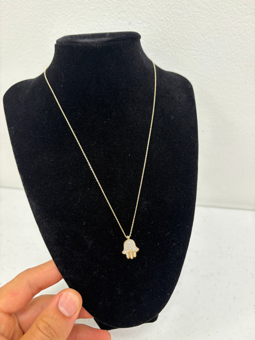 CADENA CON DIJE MANO DE FÁTIMA 10K $239.99