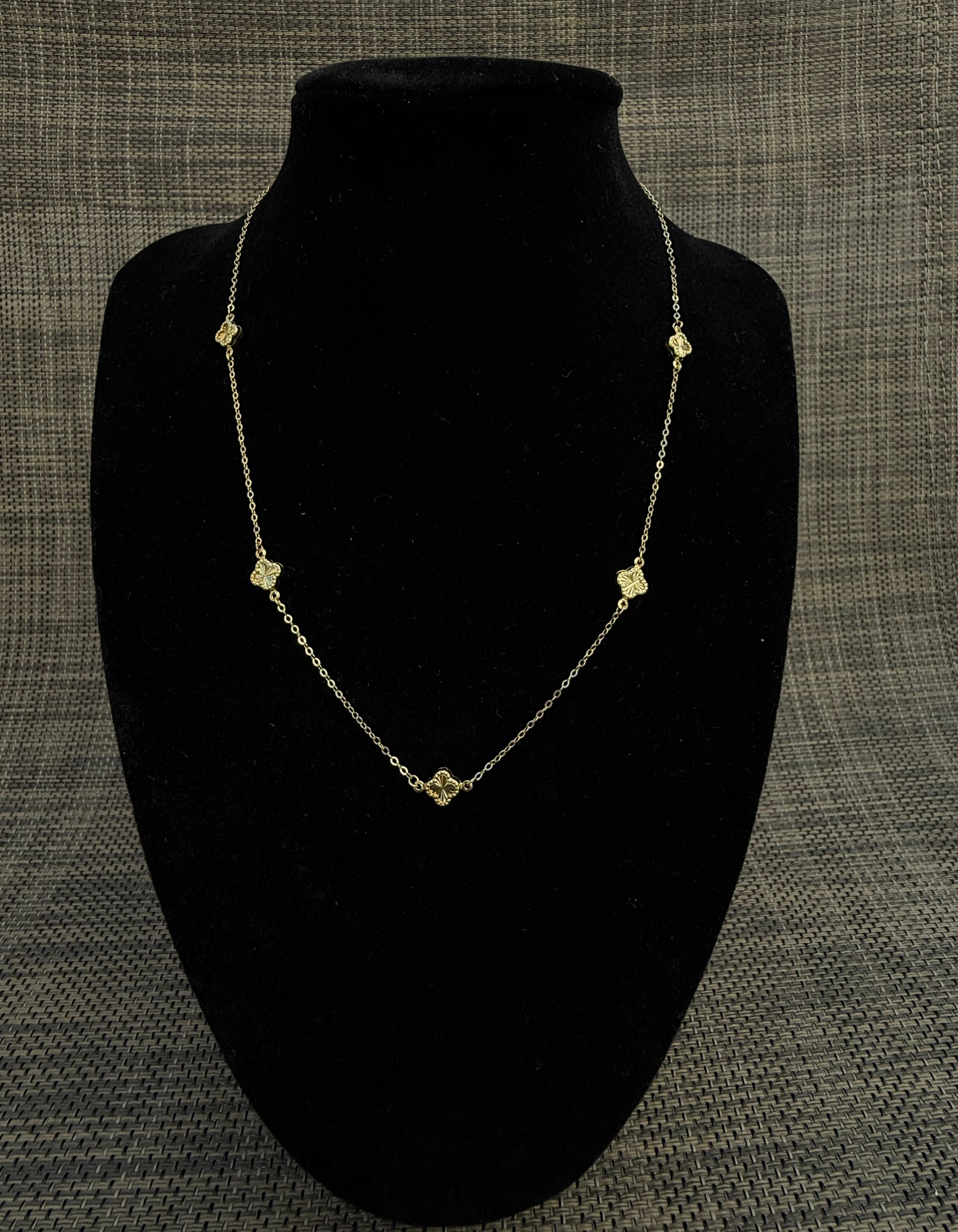 CADENA TIPO VAN CLEEF 10k.          $209.99