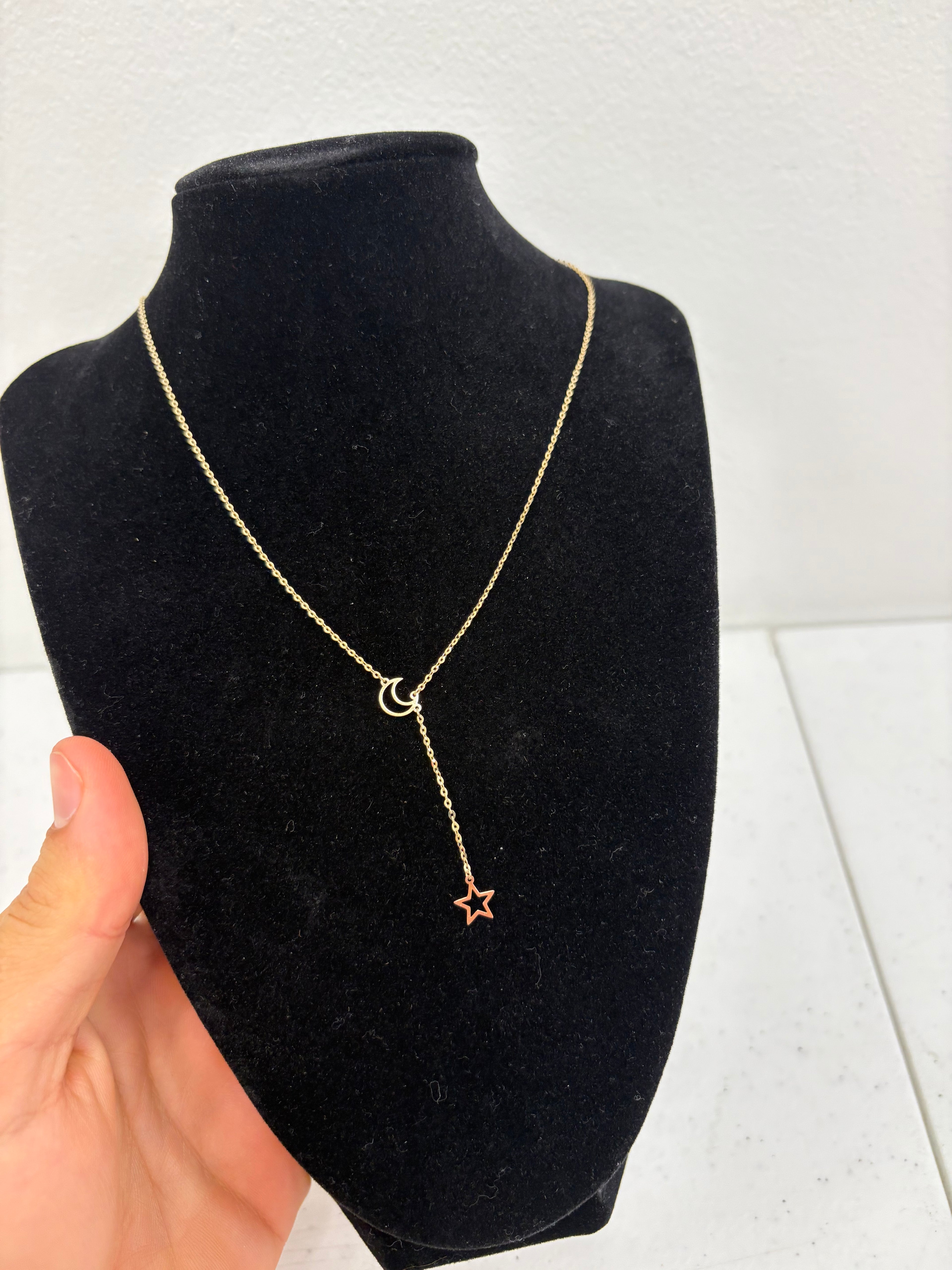 CADENA CON DIJE DE LUNA 10k.        $169.99