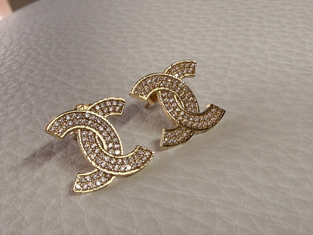 ARETES CHANEL 10k.                        $180