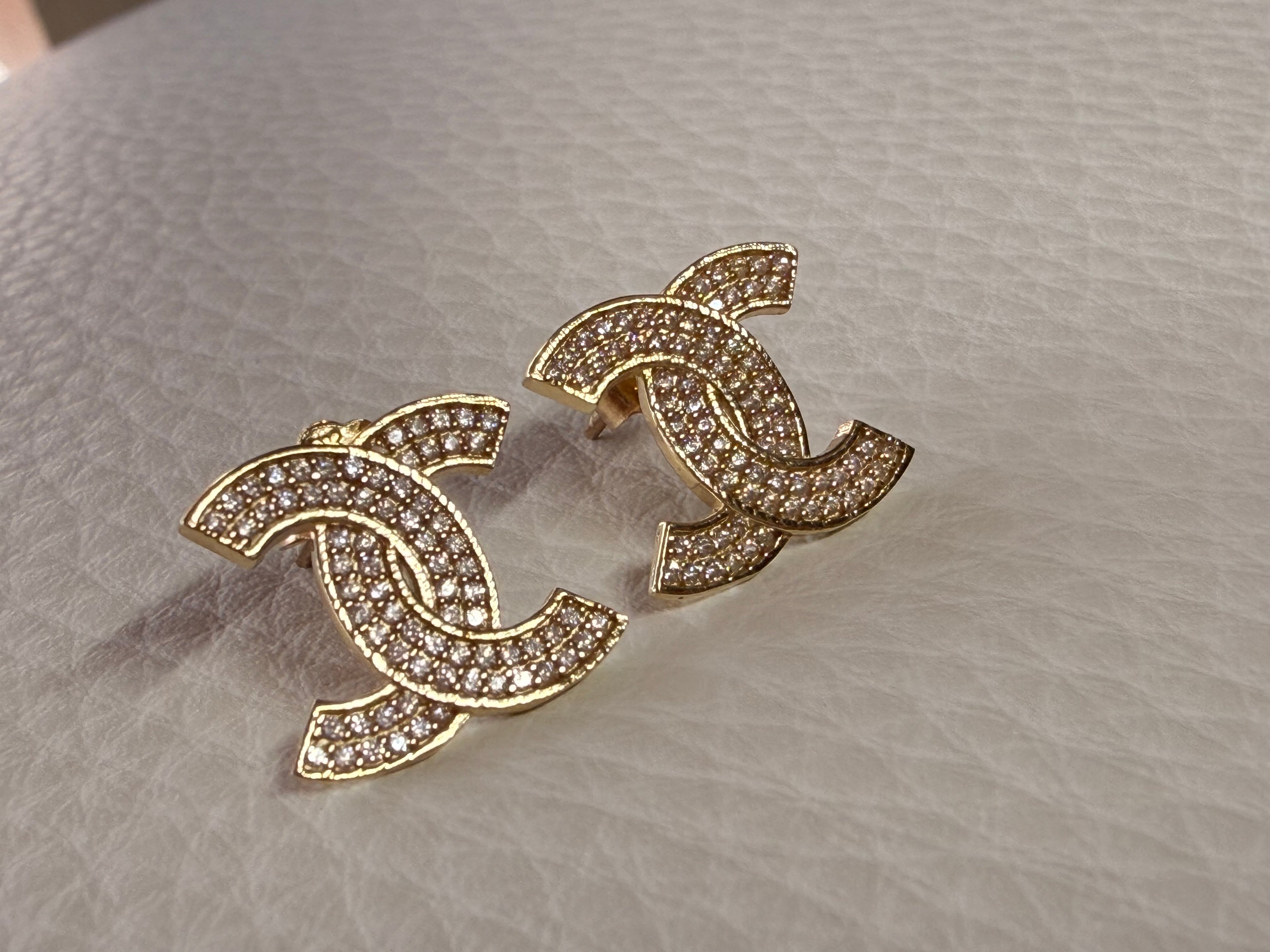 ARETES CHANEL 10k.                        $180