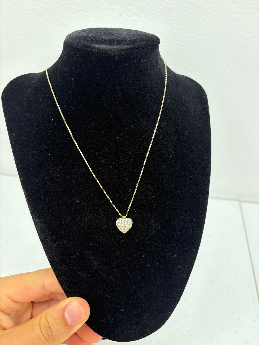 CADENA CON DIJE DE CORAZÓN CUBIERTO DE  ZIRCONIA 10k.              $229.99
