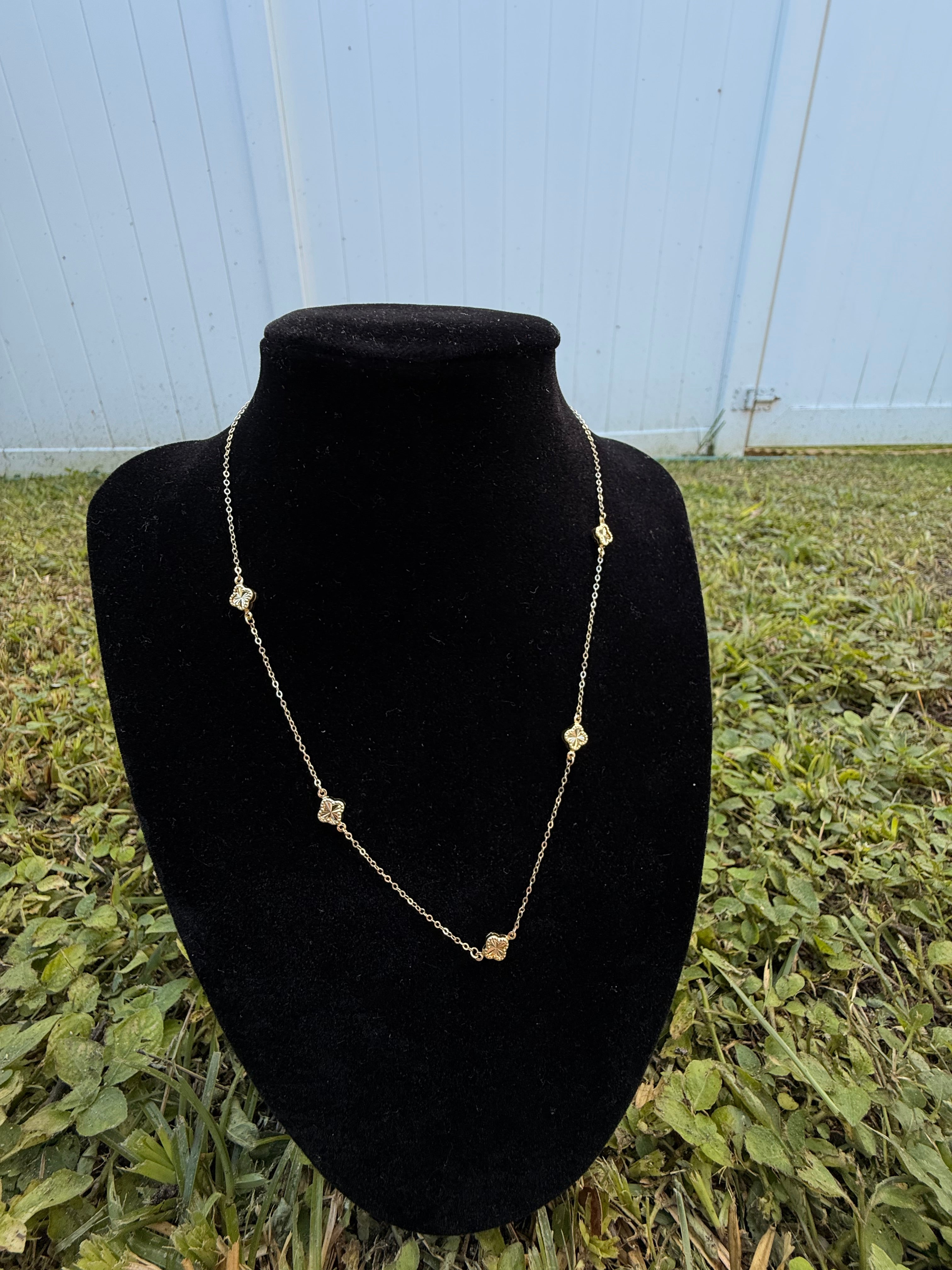 CADENA TIPO VAN CLEEF 10k.          $209.99