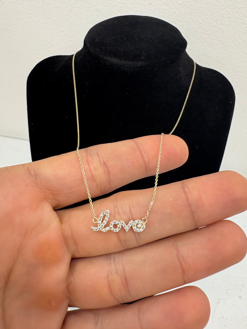 CADENA CON DIJE LOVE 10k.           $219.99