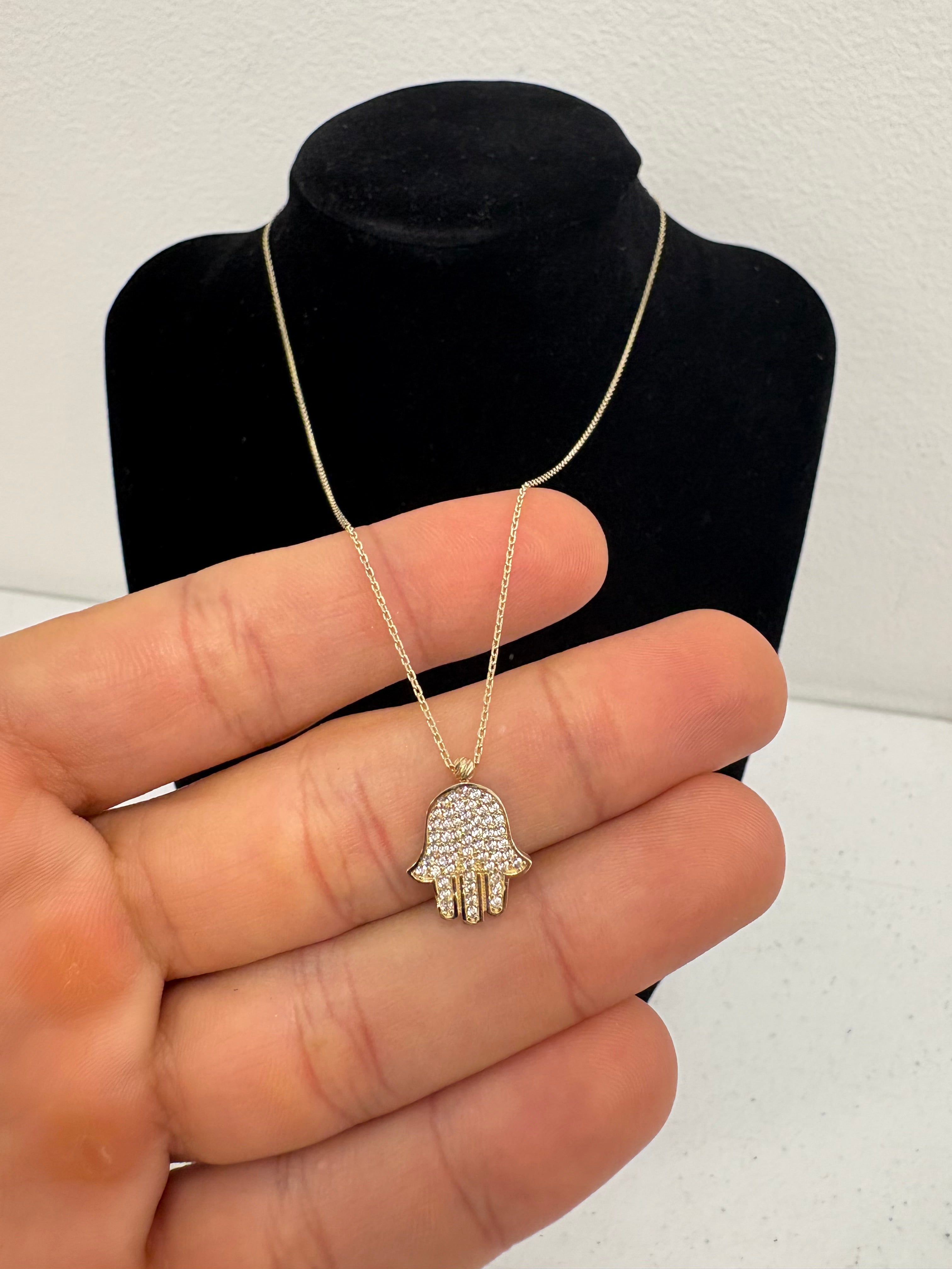 CADENA CON DIJE MANO DE FÁTIMA 10K $239.99